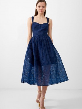  Broderad spetsklänning med axelband i midnattsblå | French Connection-klänningar för kvinnor