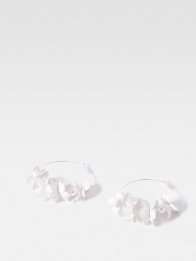  Metallblommorörhängen Silver/vita | Damsmycken French Connection
