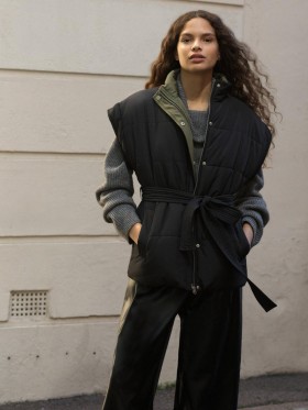  Chaleco acolchado reciclado Auden Blackout | Abrigos y chaquetas para mujer de French Connection