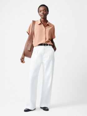 Camisa Caprina de crepé reciclado, manga corta, color moca | Camisas French Connection para mujer