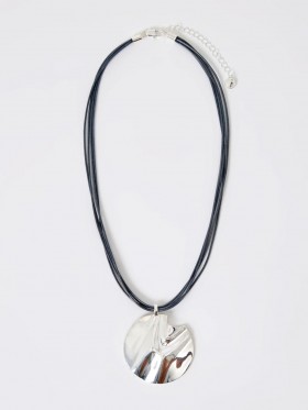 Collar con colgante de disco martillado con cuerda, plata | Joyería French Connection para mujer