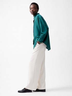 Dámské tričko s dlouhým rukávem a knoflíky Caprina z recyklovaného krepu, lesní vzor | French Connection