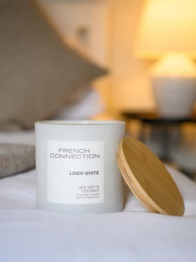 Svíčka Linen White Serenity 200g s mořskou solí a kokosem | French Connection Candles And Fragrances