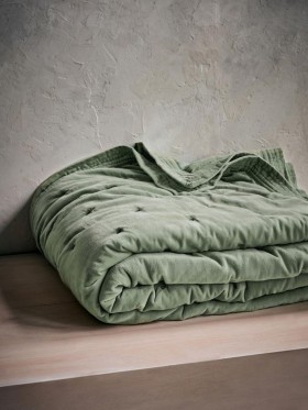 Přehoz na postel sepraný samet v barvě šalvěje | Ložní prádlo a přehozy French Connection