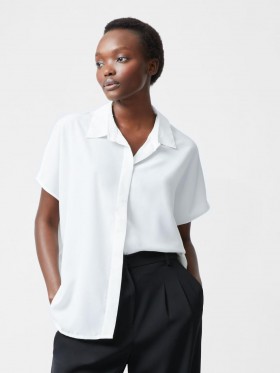Caprina genbrugt crepe kortærmet skjorte med knapper vinterhvid | Dametoppe fra French Connection