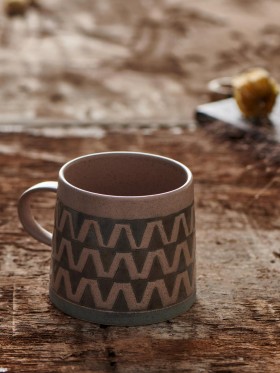  Mug en grès à motif zigzag marron/noir | Accessoires pour la maison French Connection